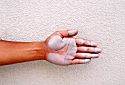 外壁塗装や外壁工事を長期間せずに放っておくと、塗装の艶が消え触ると白い粉が手に付きます。防水効果なし